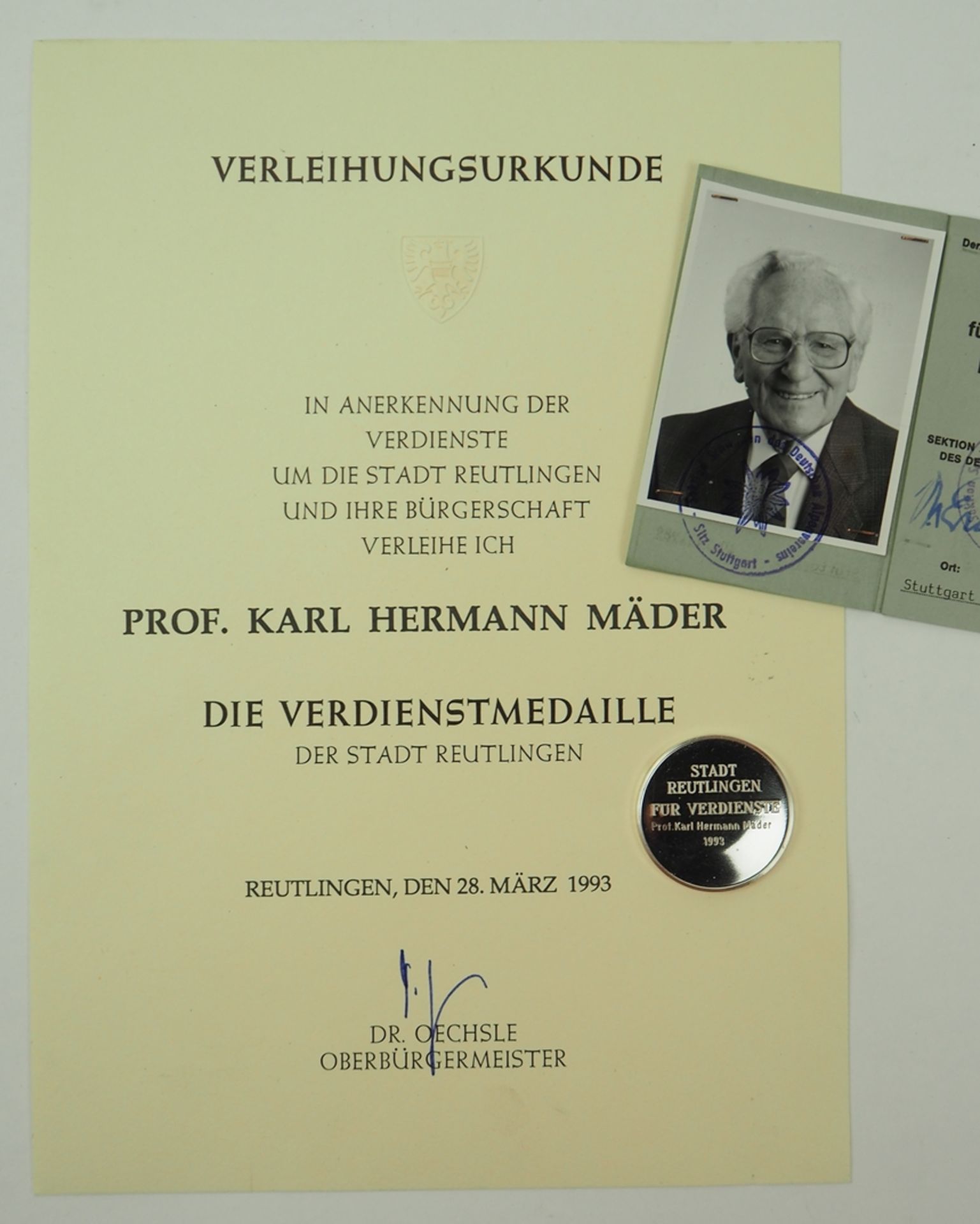 Baden-Württemberg: Verdienstmedaille der Stadt Reutlingen, mit Urkunde für den Prof. Karl Hermann M