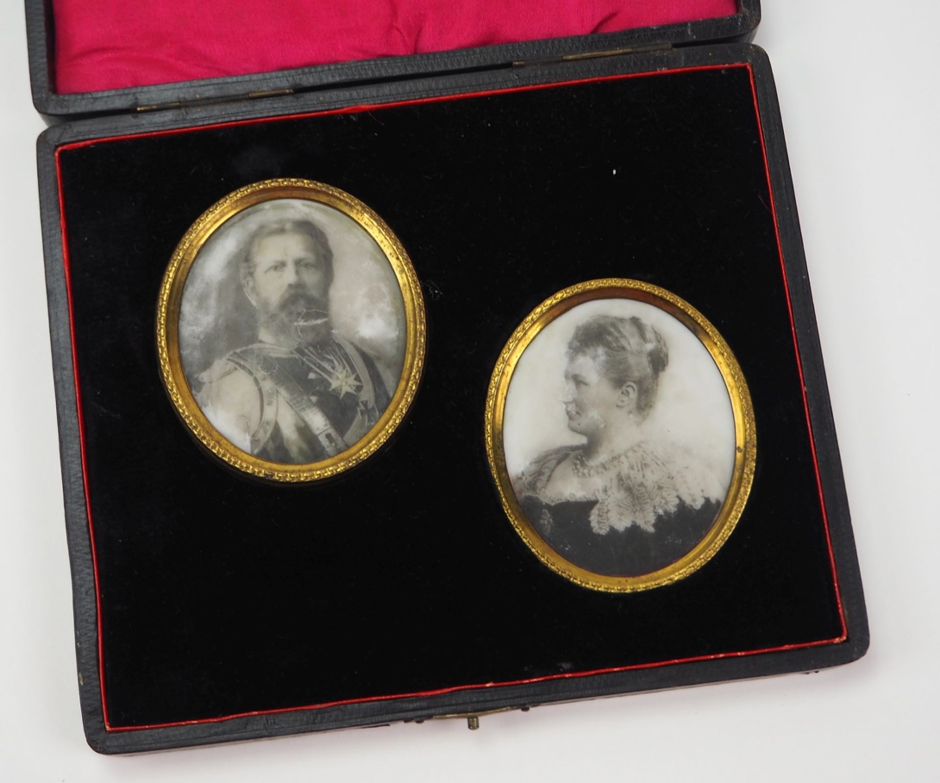 Preussen: Porzellan Miniaturen des Kaiserpaares Friedrich III. und Augusta von Sachsen-Weimar-Eisen - Bild 2 aus 3