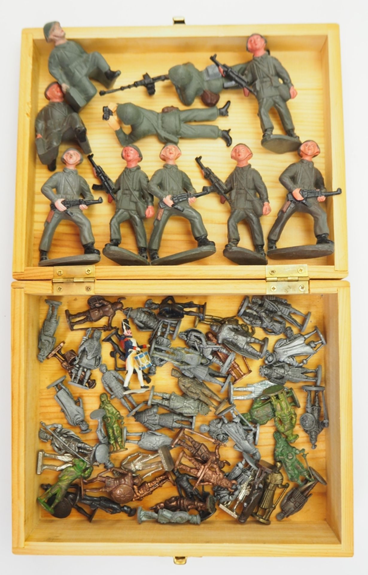 Lot Militärspielzeug.