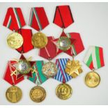 Bulgarien: Lot von 10 Orden und Ehrenzeichen.