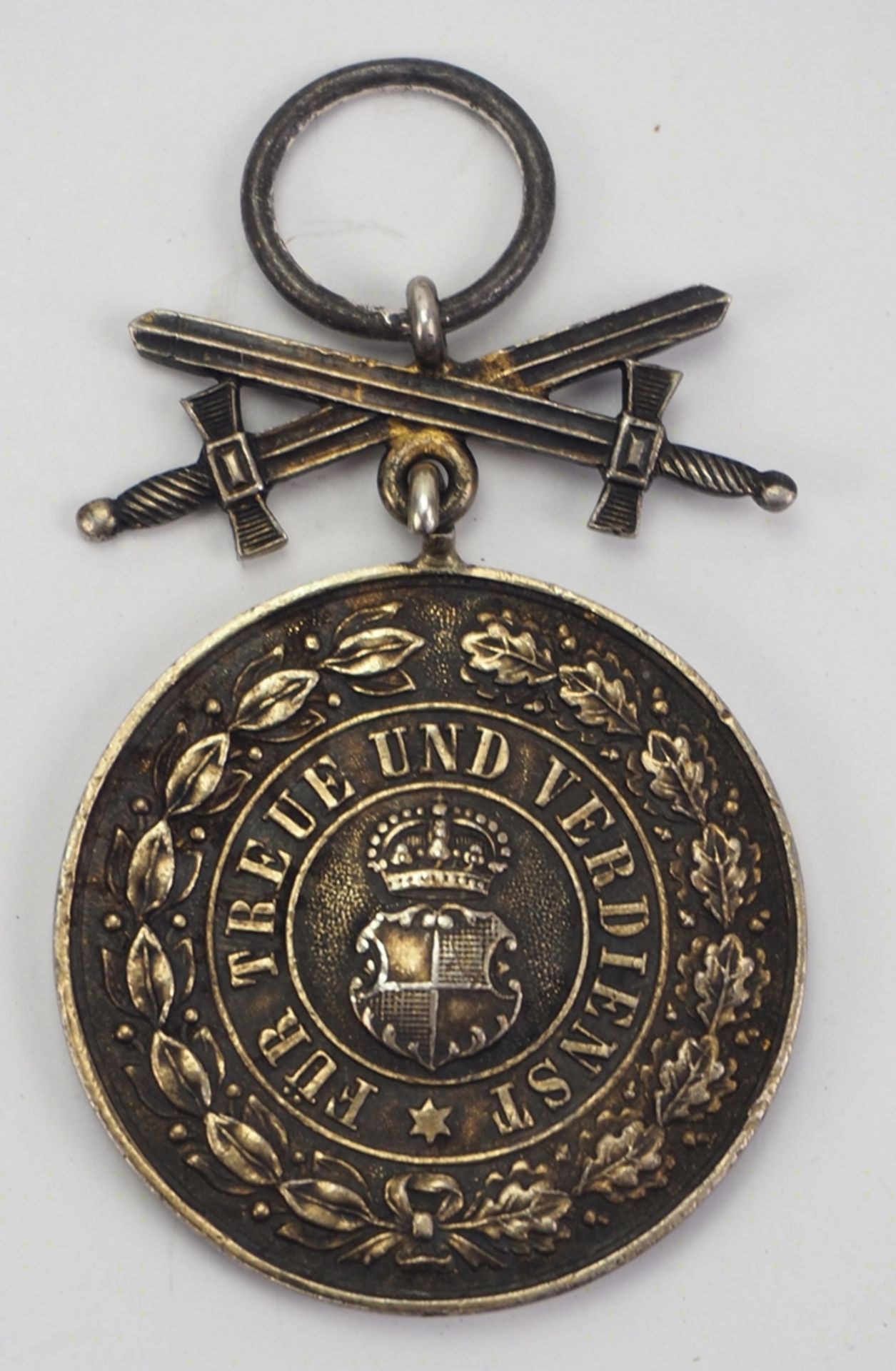Hohenzollern: Fürstlich Hohenzollernscher Hausorden, Goldene Ehrenmedaille mit Schwertern 3. Modell - Image 3 of 4