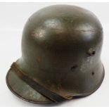 Wehrmacht: Stahlhelm M17 mit 2 Emblemen.