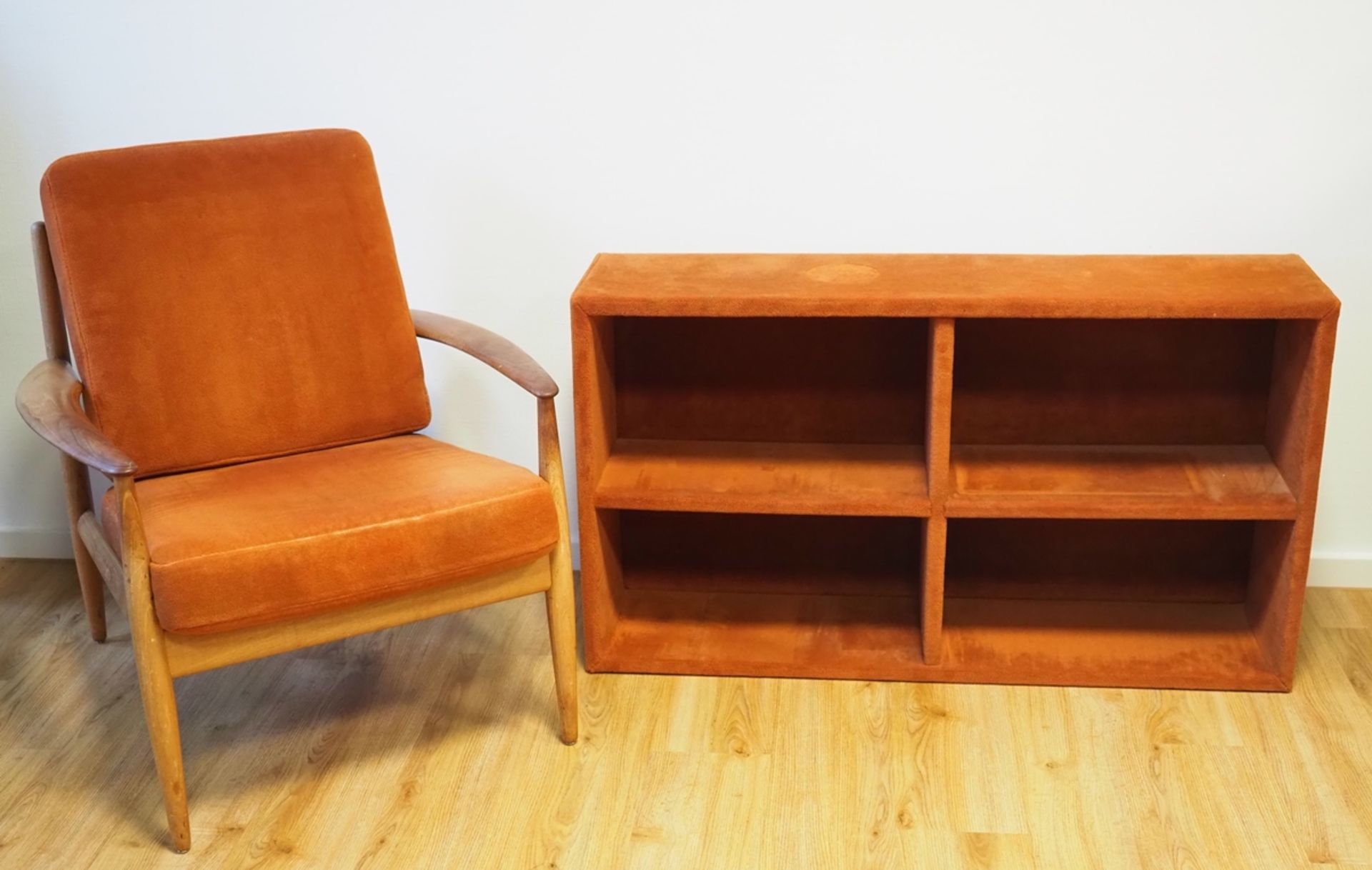 Mid-Century dänisches Design: Loungesessel und Buchregal. 