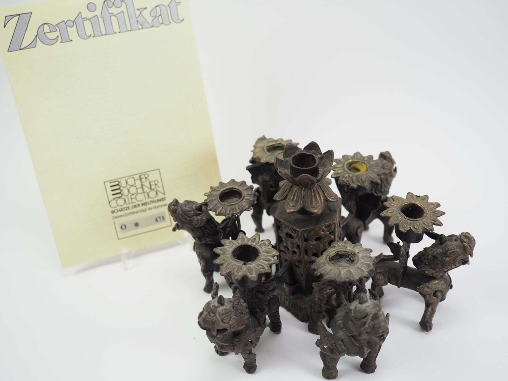 China: Kerzenhalter mit sechs Löwen aus Bronze.