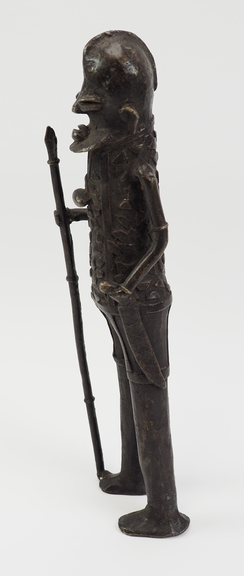 Benin: Bronzefigur Krieger. - Image 2 of 5