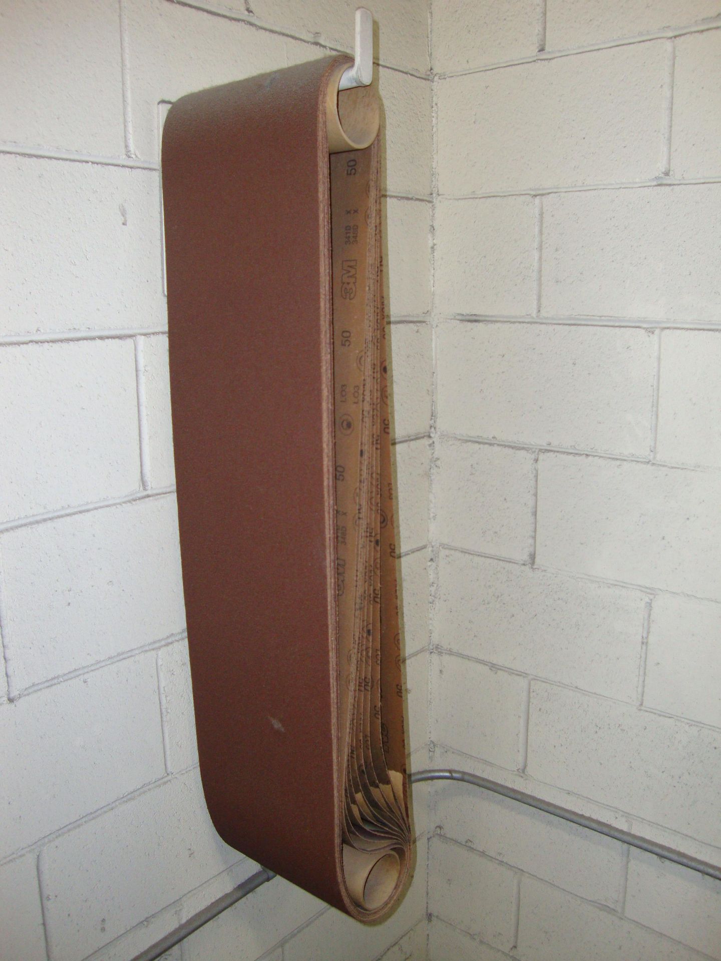 The Satterlee Co. 10"Belt Sander, approx. 32" x 27" x 75"tall, 480V, 3ph, includes 9 unused 50 grit - Image 3 of 5