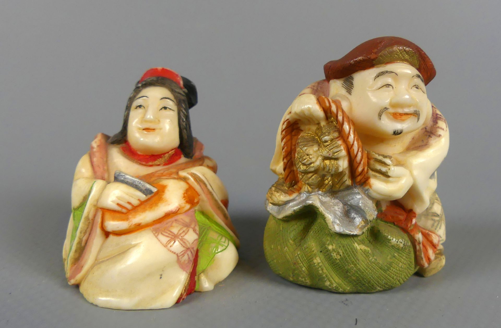 2 Netsuke, Japan, wohl Bein, jeweils unten signiert, bemalt