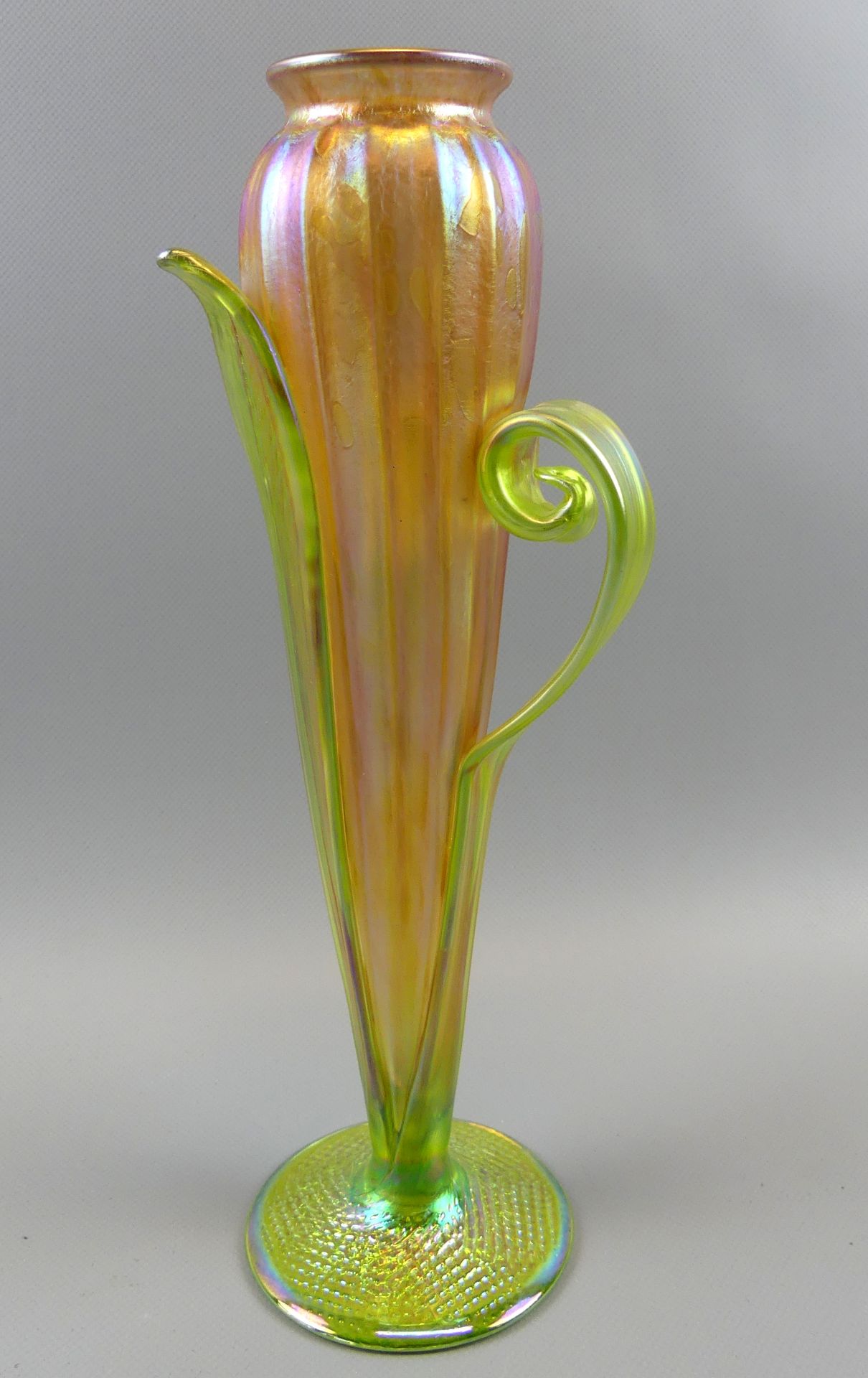 Vase, Glas, fein, irisierend, drei Henkel, Höhe ca. 30 cm