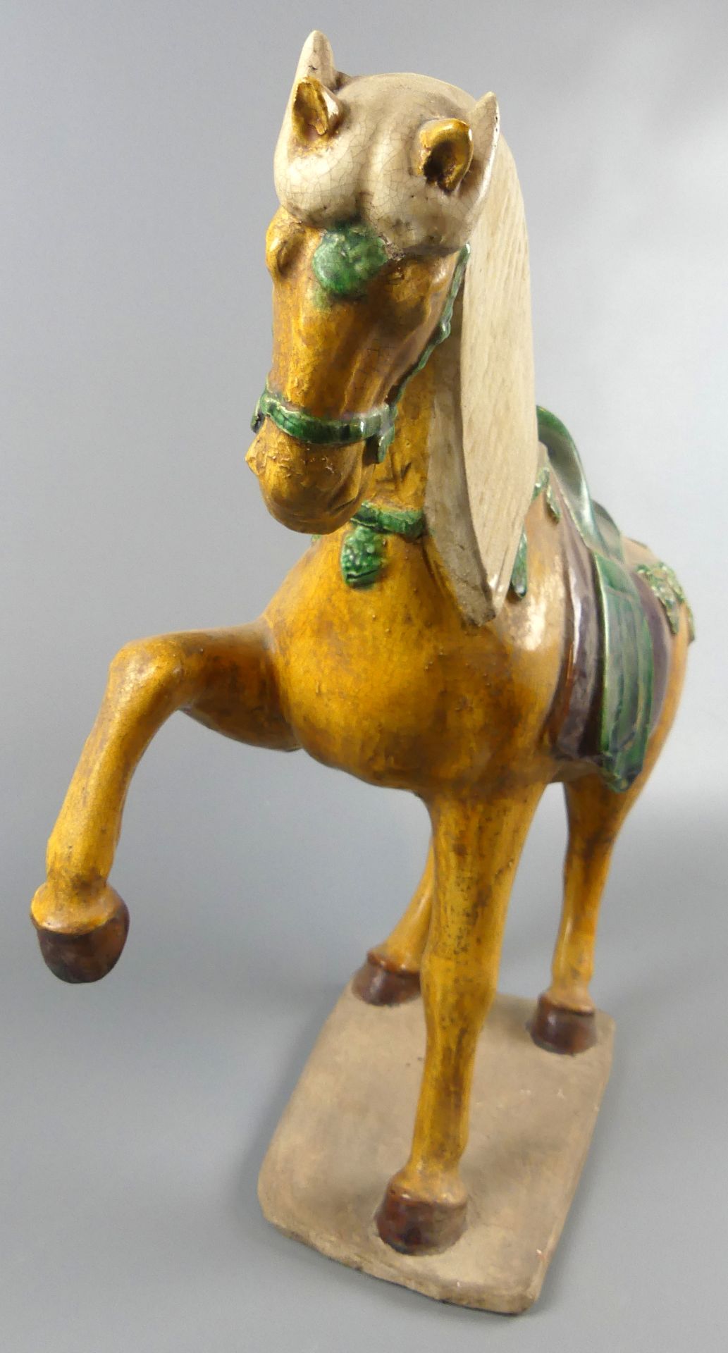 Pferd, Keramik, schreitend, farbig bemalt, ca. H. 45 x L. 50 cm - Image 2 of 3