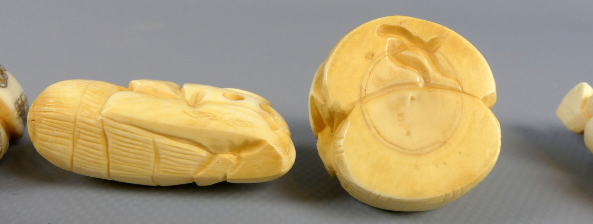 Konvolut 6 Netsuke, Japan, wohl Elfenbein, Alltagsdarstellungen, - Bild 5 aus 6