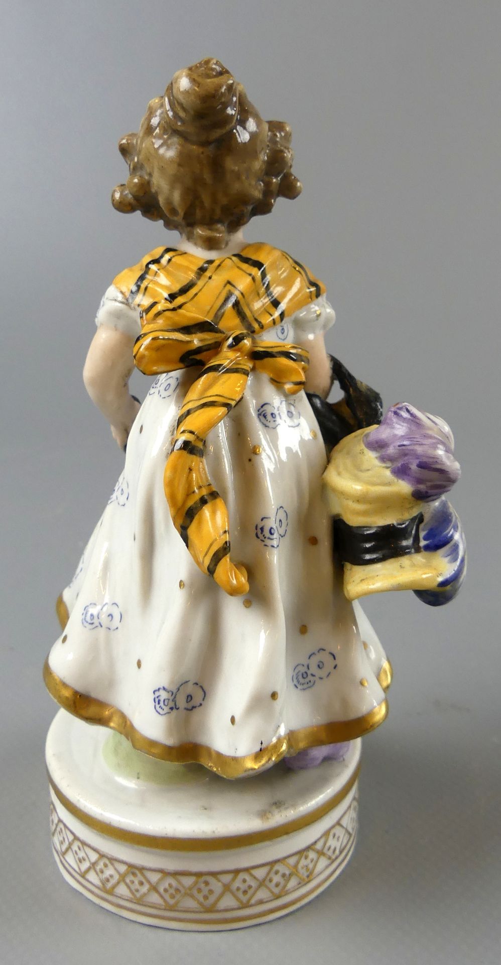 Mädchen mit Hut, Porzellanfigur, schreitend, auf Sockel, Hoechst, - Bild 2 aus 2