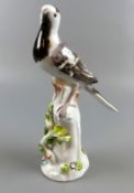 Vogel auf einem Ast sitzend, Meissen, ohne Schleifstriche, H. 22 cm,