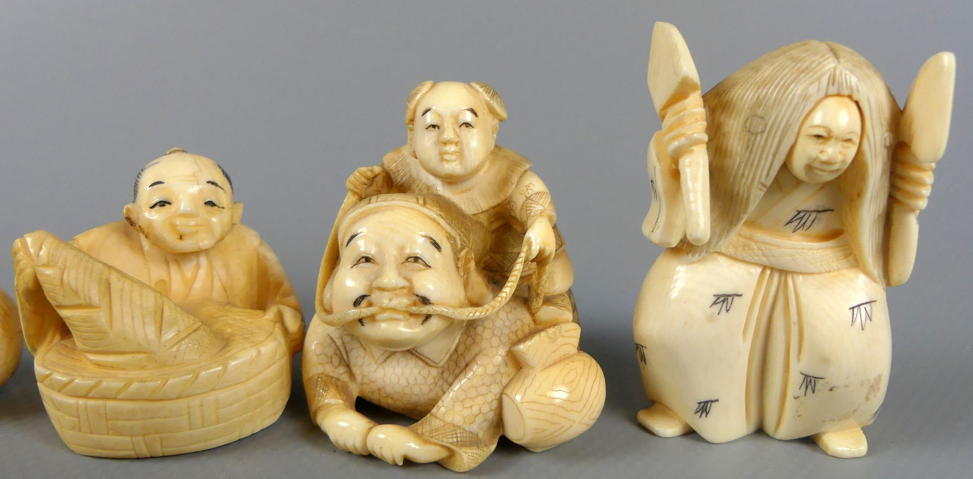 Konvolut 6 Netsuke, Japan, wohl Elfenbein, Alltagsdarstellungen, - Bild 2 aus 6