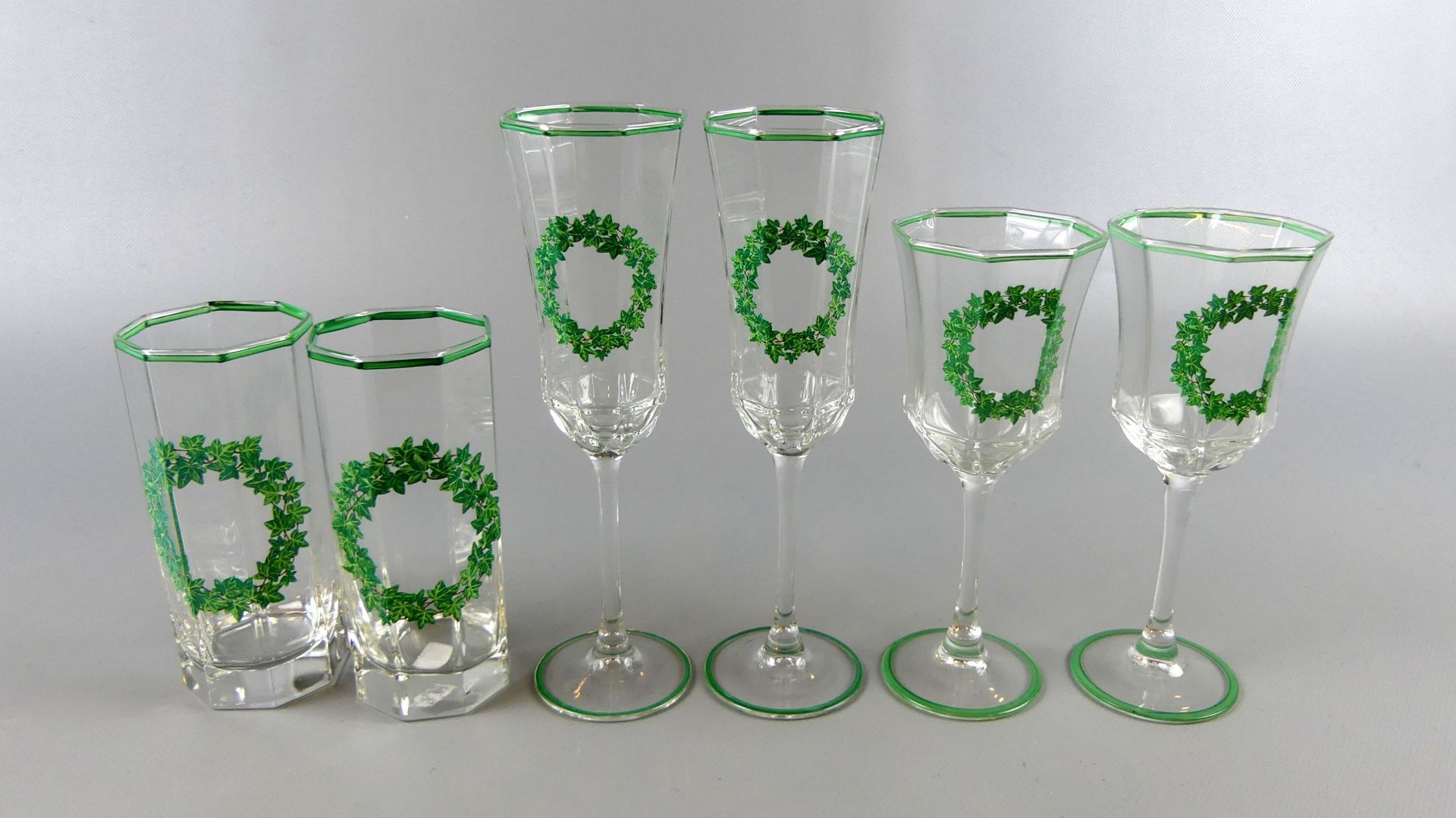 Konvolut Gläser, (je 2,Wein, Sekt, Wasser), mit grüner Girlande, neuzeitlich