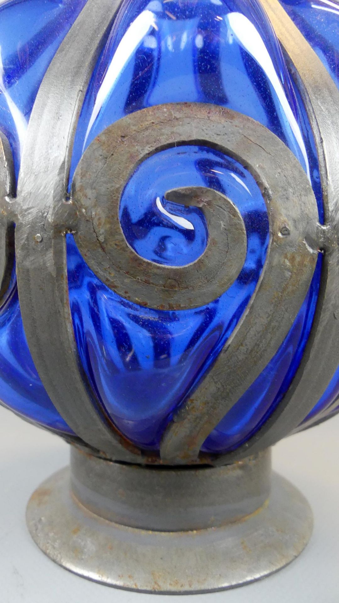 Vase, Glas, mit Zinneinfassung, und -fuß, bauchige Form, H.ca. 23 cm - Bild 2 aus 3