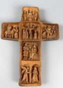 Holzkreuz, geschnitzt mit Figurendarstellungen, H.27,5, B. 20 cm