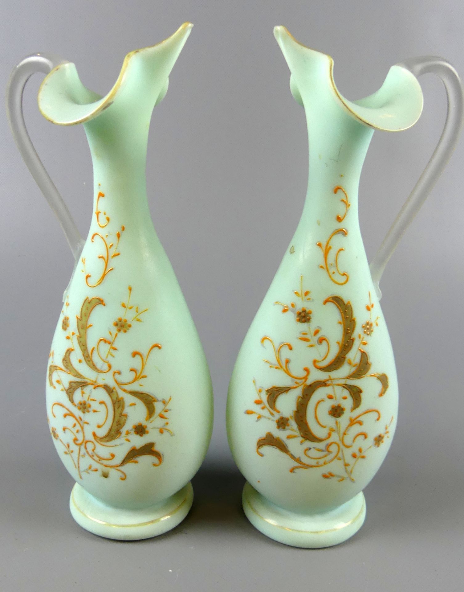 Paar Vasen, türkisfarbenes Glas mit Henkel, Blumenornamente,