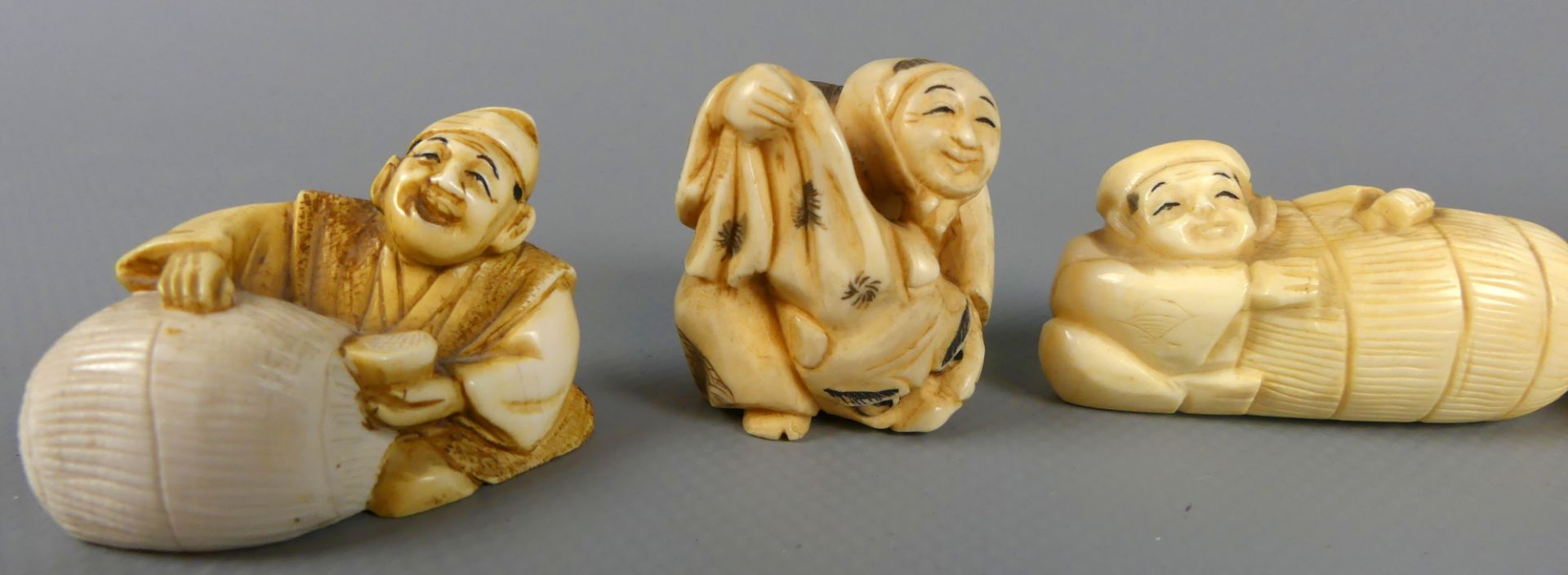 Konvolut 6 Netsuke, Japan, wohl Elfenbein, Alltagsdarstellungen, - Bild 3 aus 6