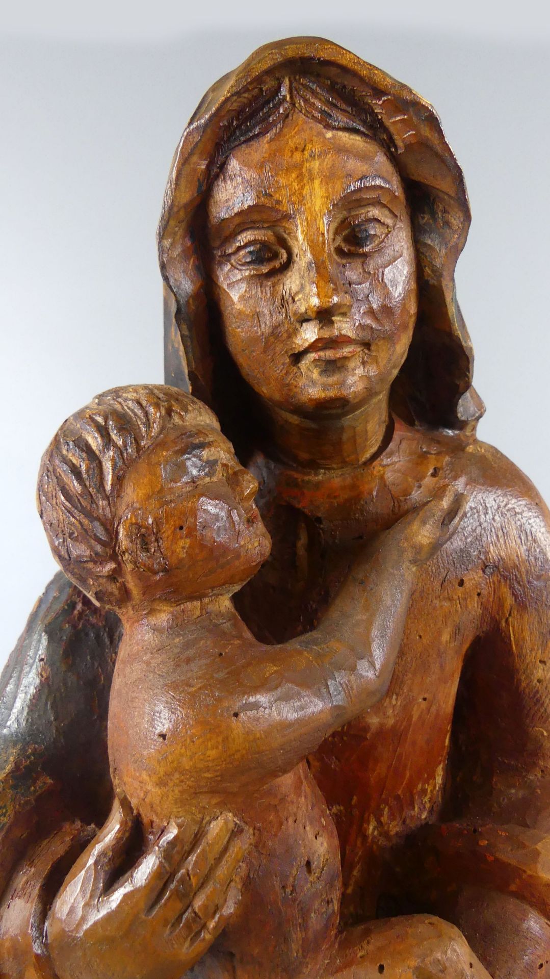 Madonna mit Kind, Holz, 19. Jhdt., H. ca. 54 cm, wohl mal mit Wurmbefall - Image 2 of 3