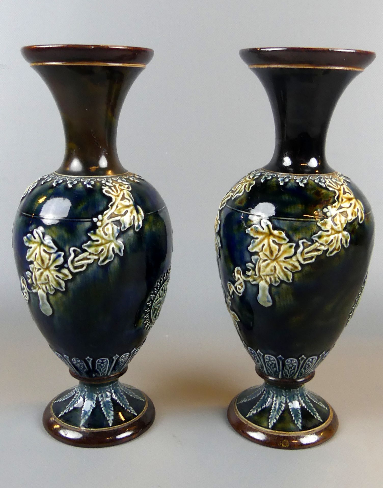 Paar Steinzeug Vasen, Doulton Lambeth, England, Balusterform,