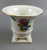 Vase auf Stand, beschriftet Herend, Blumendekor, H.ca. 13, Dm. 15 cm,