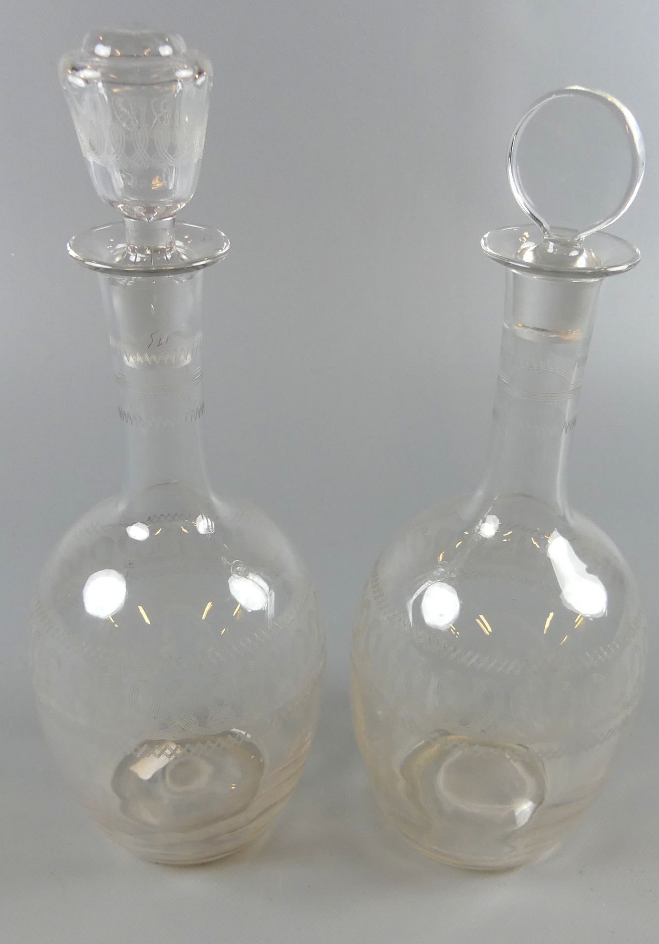 Paar Karaffen mit unterschiedlichen Glasstöpseln, ca. H. 30, 29 cm