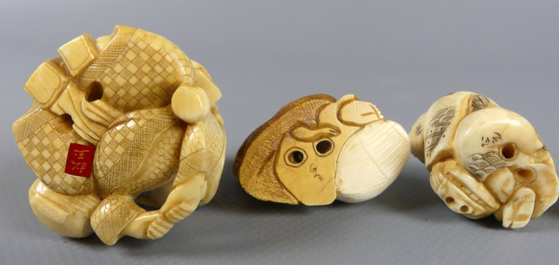 Konvolut 6 Netsuke, Japan, wohl Elfenbein, Alltagsdarstellungen, - Bild 4 aus 6