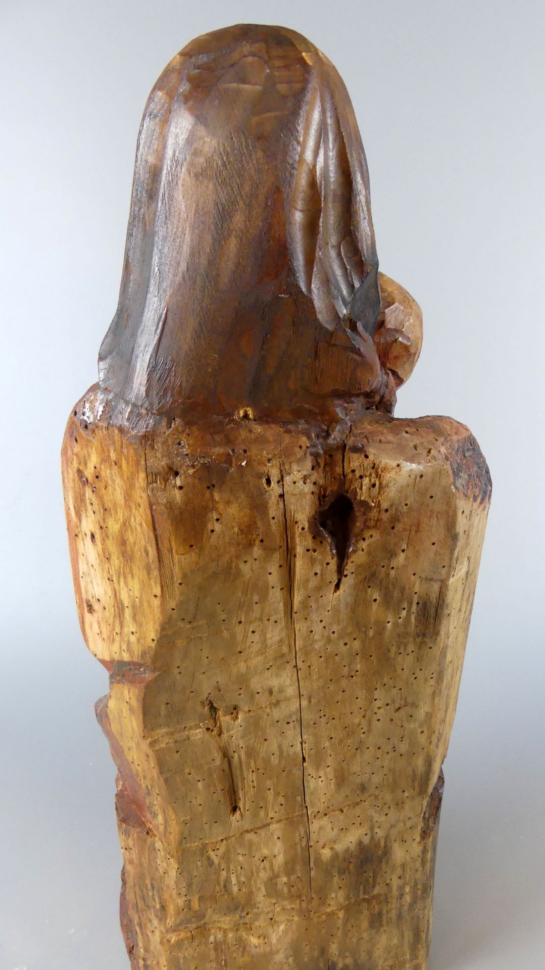 Madonna mit Kind, Holz, 19. Jhdt., H. ca. 54 cm, wohl mal mit Wurmbefall - Image 3 of 3