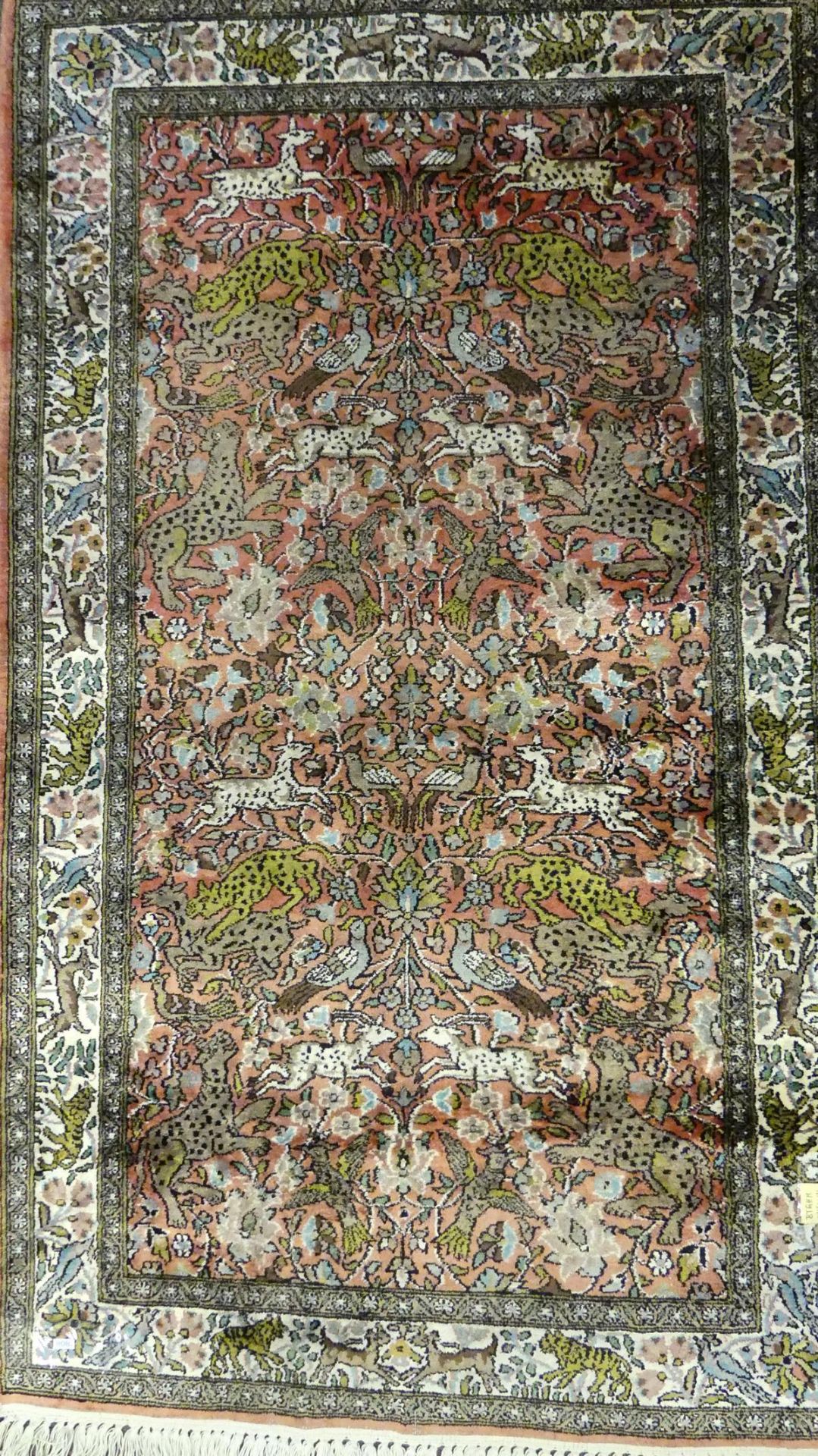 Teppich, rosa, grün, Seide, Rand mit Tieren, ca. 90 x 153 cm - Image 2 of 4