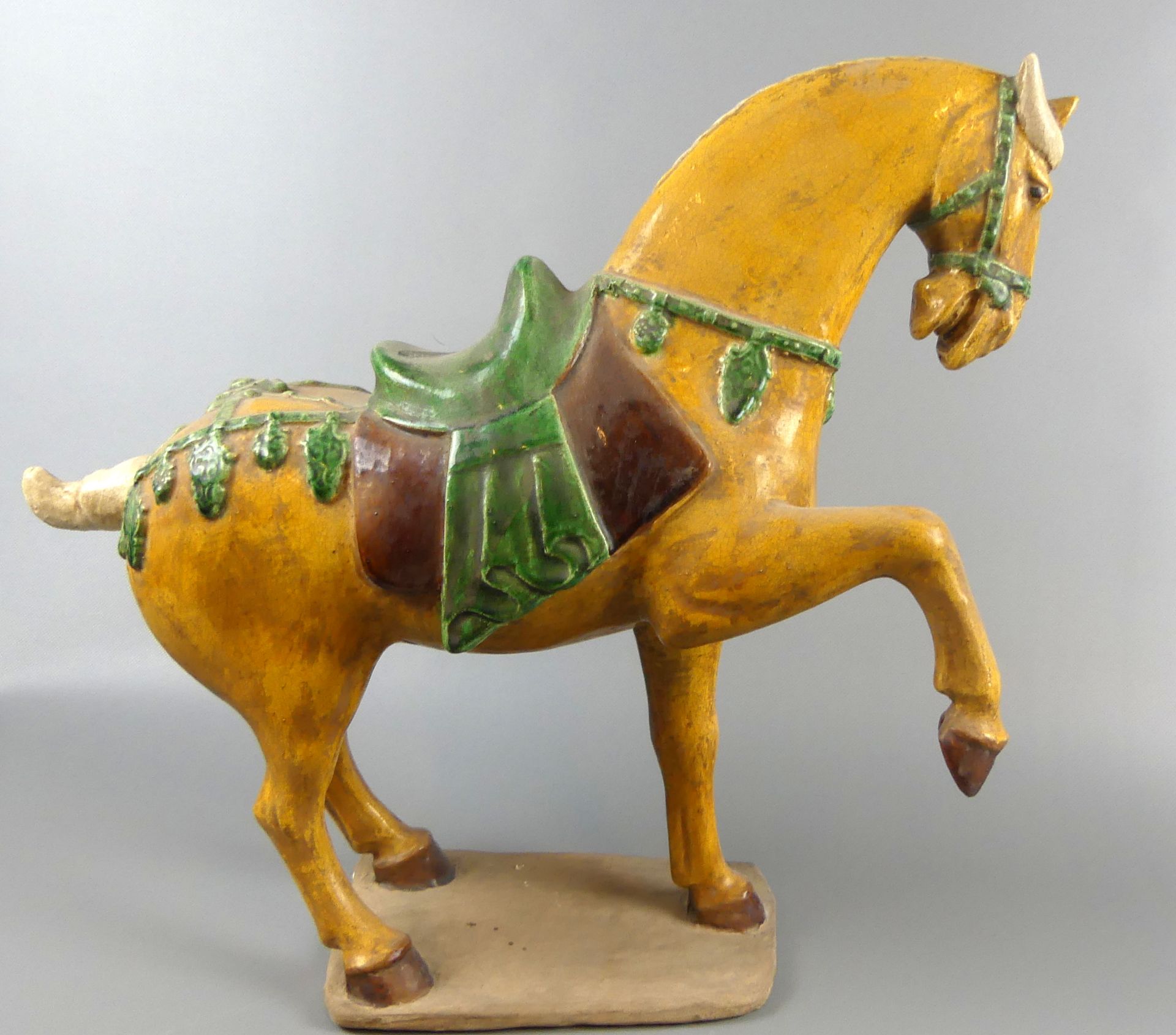 Pferd, Keramik, schreitend, farbig bemalt, ca. H. 45 x L. 50 cm - Image 3 of 3