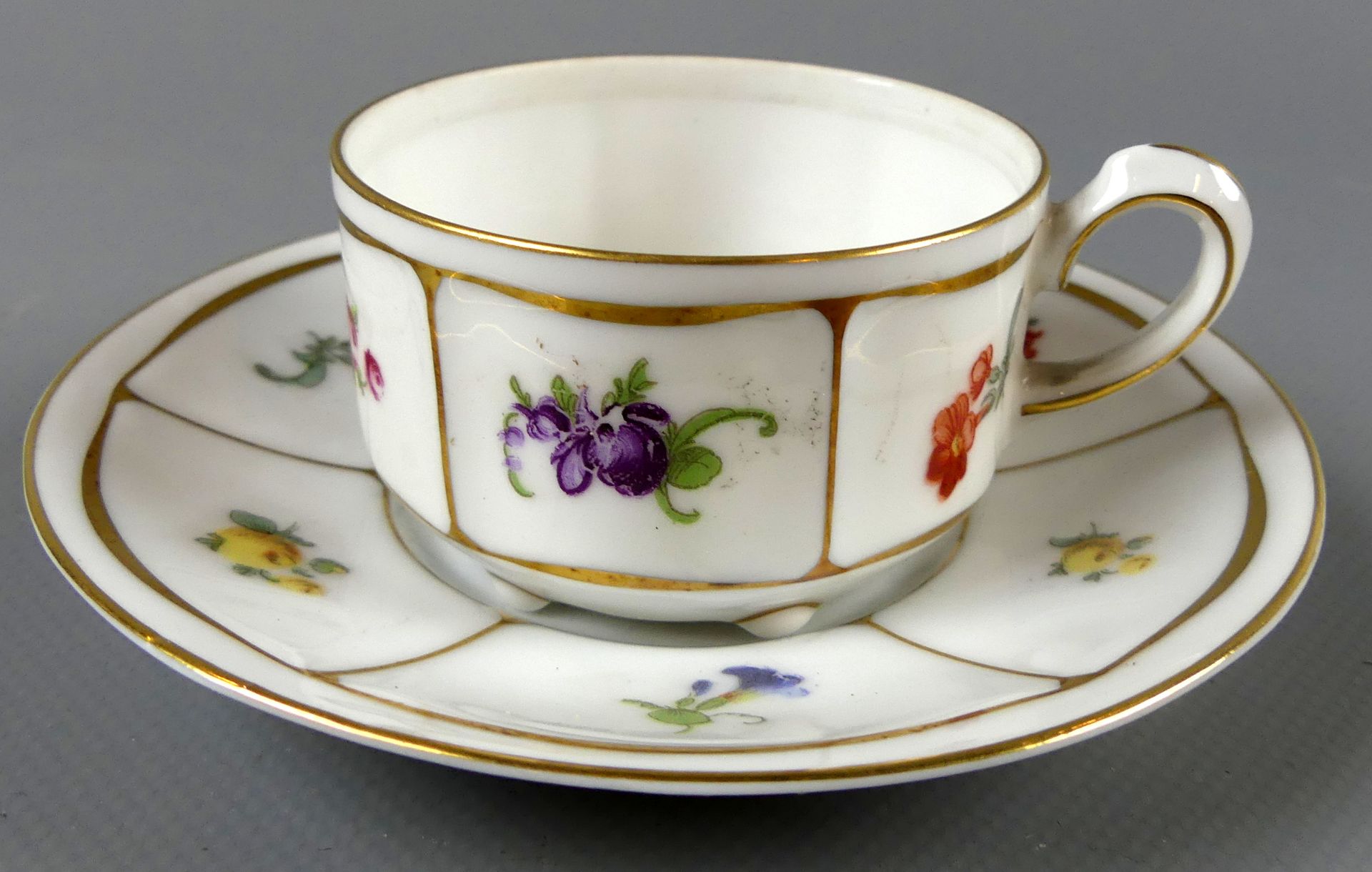 Kleine Tasse, Meissen (Ausgeschrieben), Polychrom bemalt