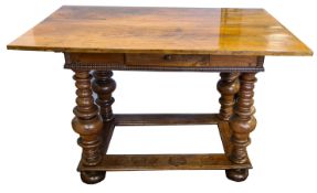 Tisch, Barock, mit gedrechselten Beinen, Stretcher, 1 Schublade,