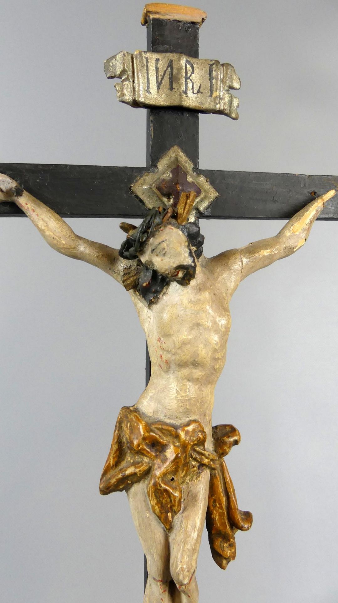 Holzfigur, "Gekreuzigter Jesus", Lindenholz, farbig gefasst, - Bild 2 aus 4