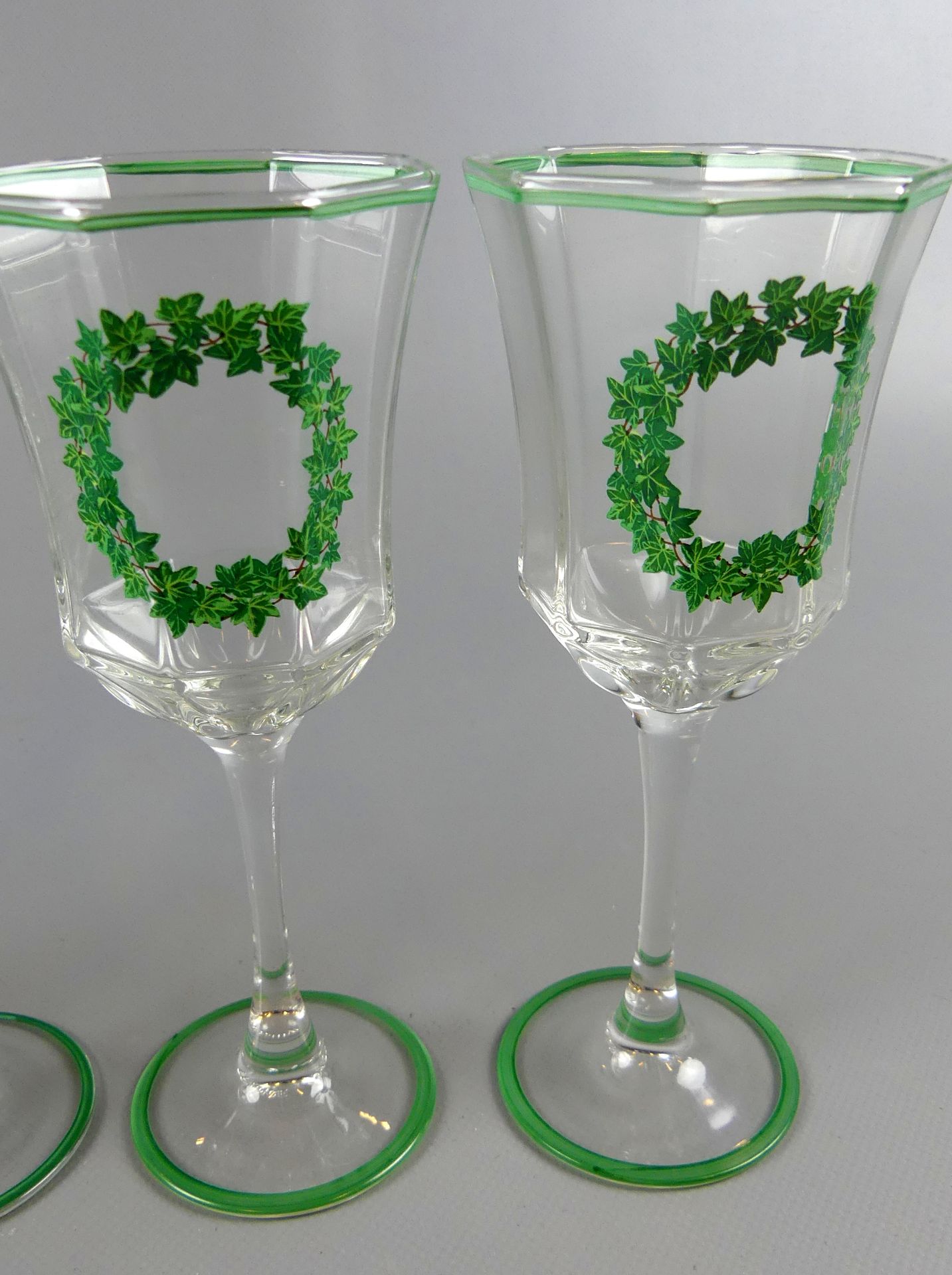 Konvolut Gläser, (je 2,Wein, Sekt, Wasser), mit grüner Girlande, neuzeitlich - Bild 2 aus 3