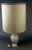 Tischlampe, Porzellan mit Schleifendekor, mit Stoffschirm, H.ca. 71 cm