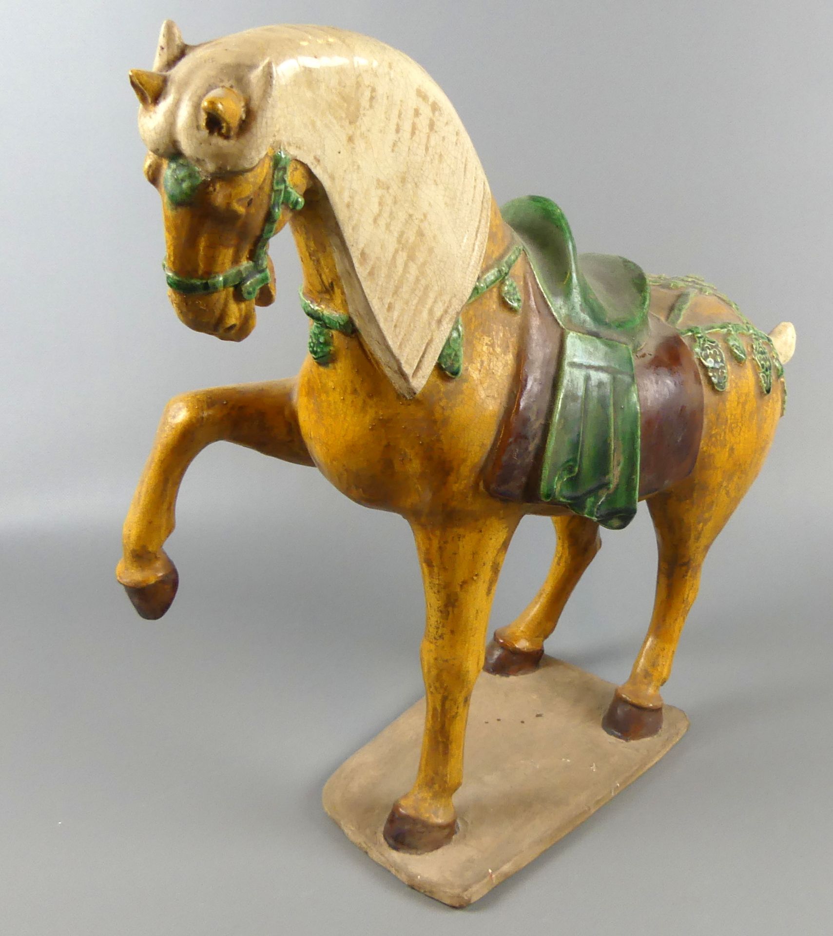 Pferd, Keramik, schreitend, farbig bemalt, ca. H. 45 x L. 50 cm