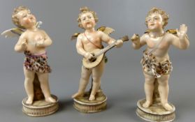 3 Porzellanfiguren mit Engeldarstellungen, auf kleinen Sockel,