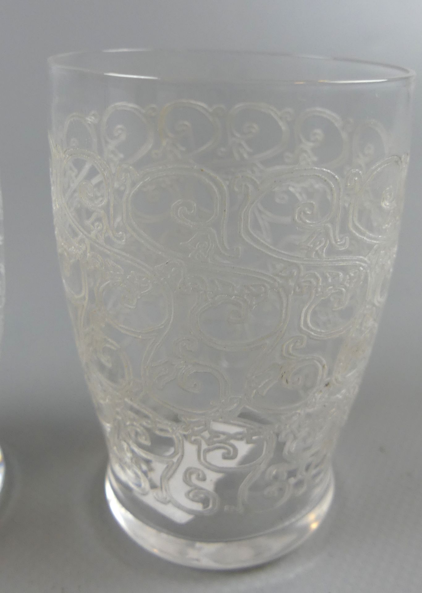 9 kleine Gläser, teils mit Chip, ca. H. 8 cm