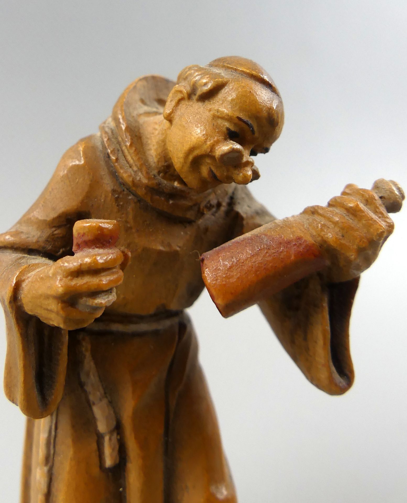 Holzfigur, geschnitzt, Weinprüfender Mönch, auf Sockel, Gesamth. 8 cm - Bild 2 aus 3