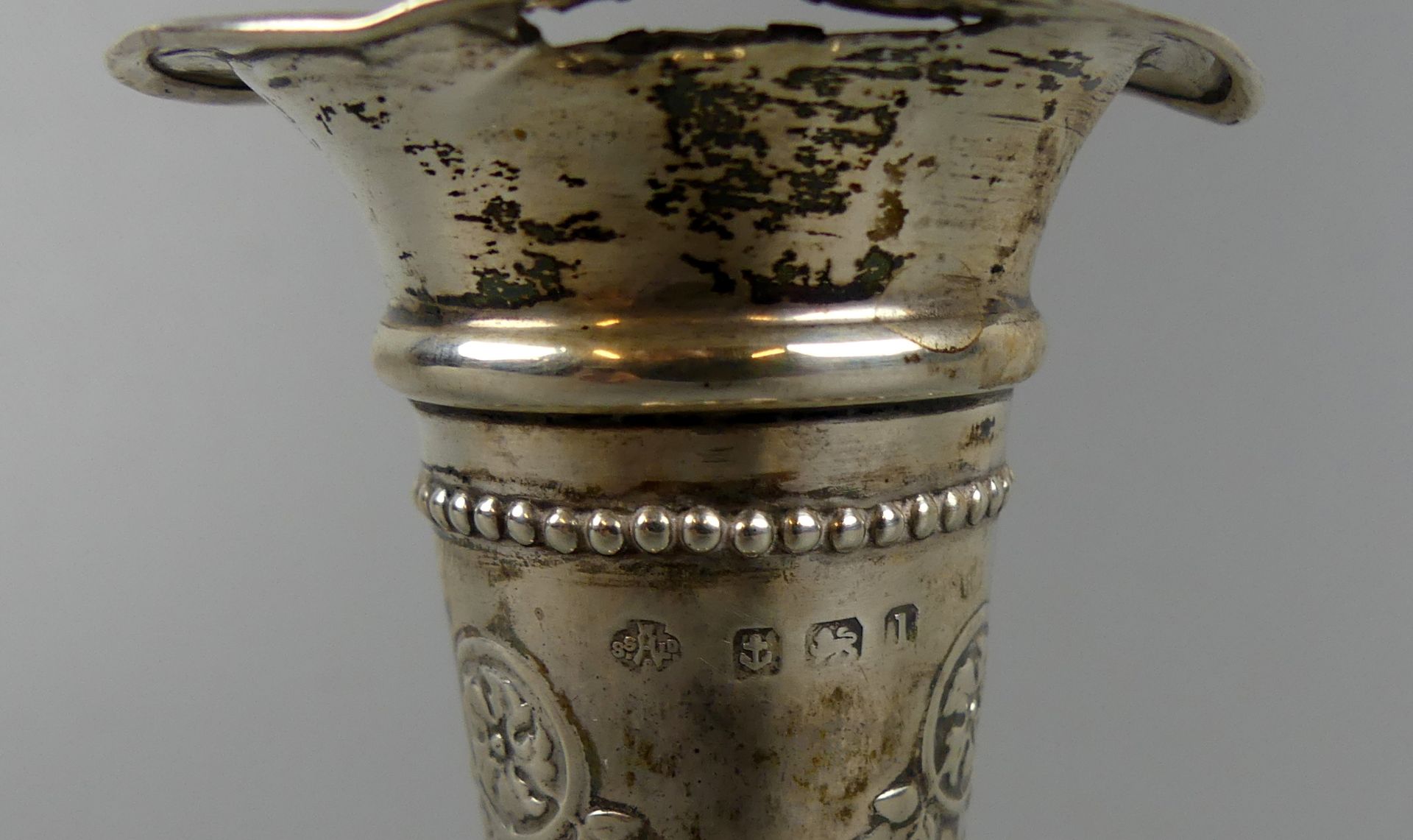 Kleine Vase, Silber, England, H.ca.12 cm (zahlreiche Beulen am Fuß) - Bild 2 aus 2