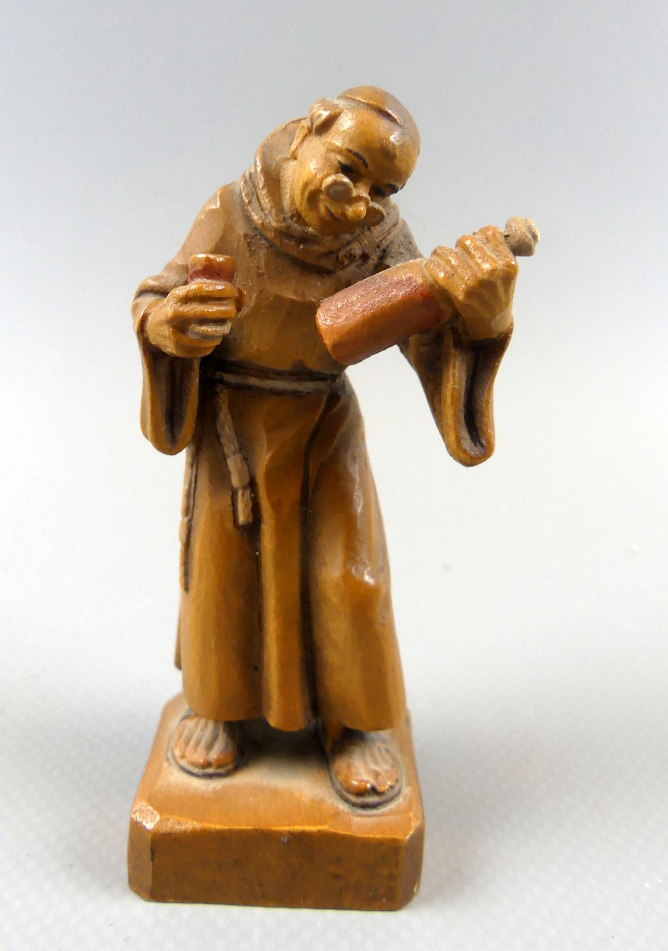 Holzfigur, geschnitzt, Weinprüfender Mönch, auf Sockel, Gesamth. 8 cm