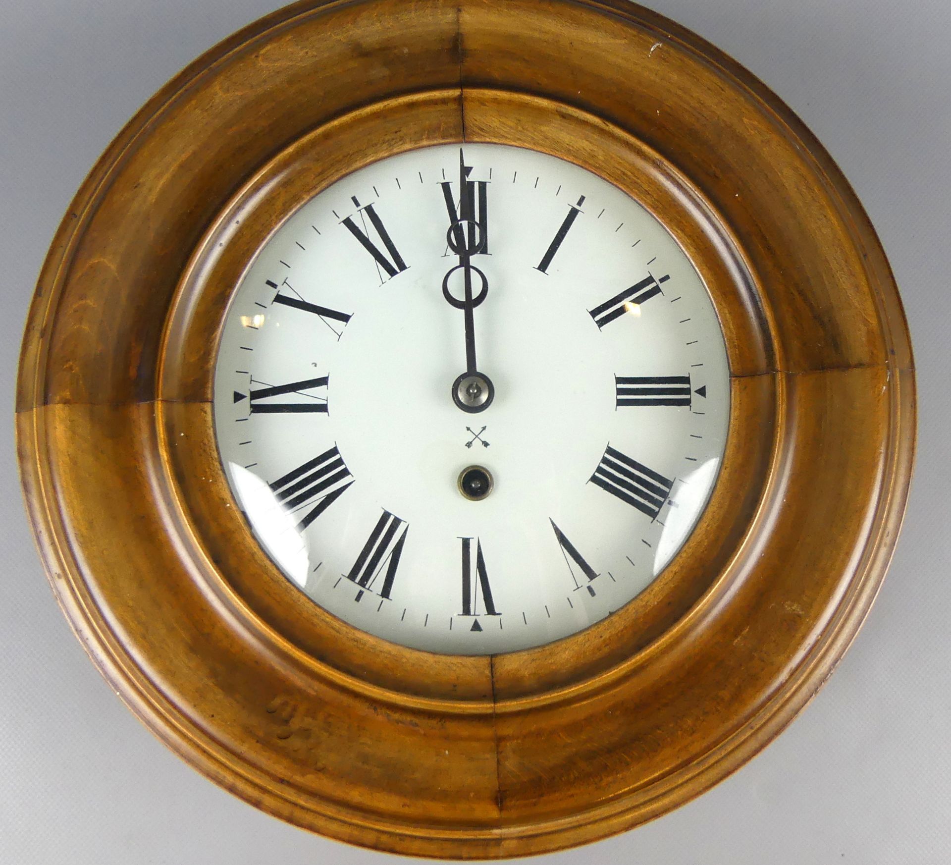 Wanduhr, Nussbaum, Dm. 32 cm, (Funktion nicht geprüft)