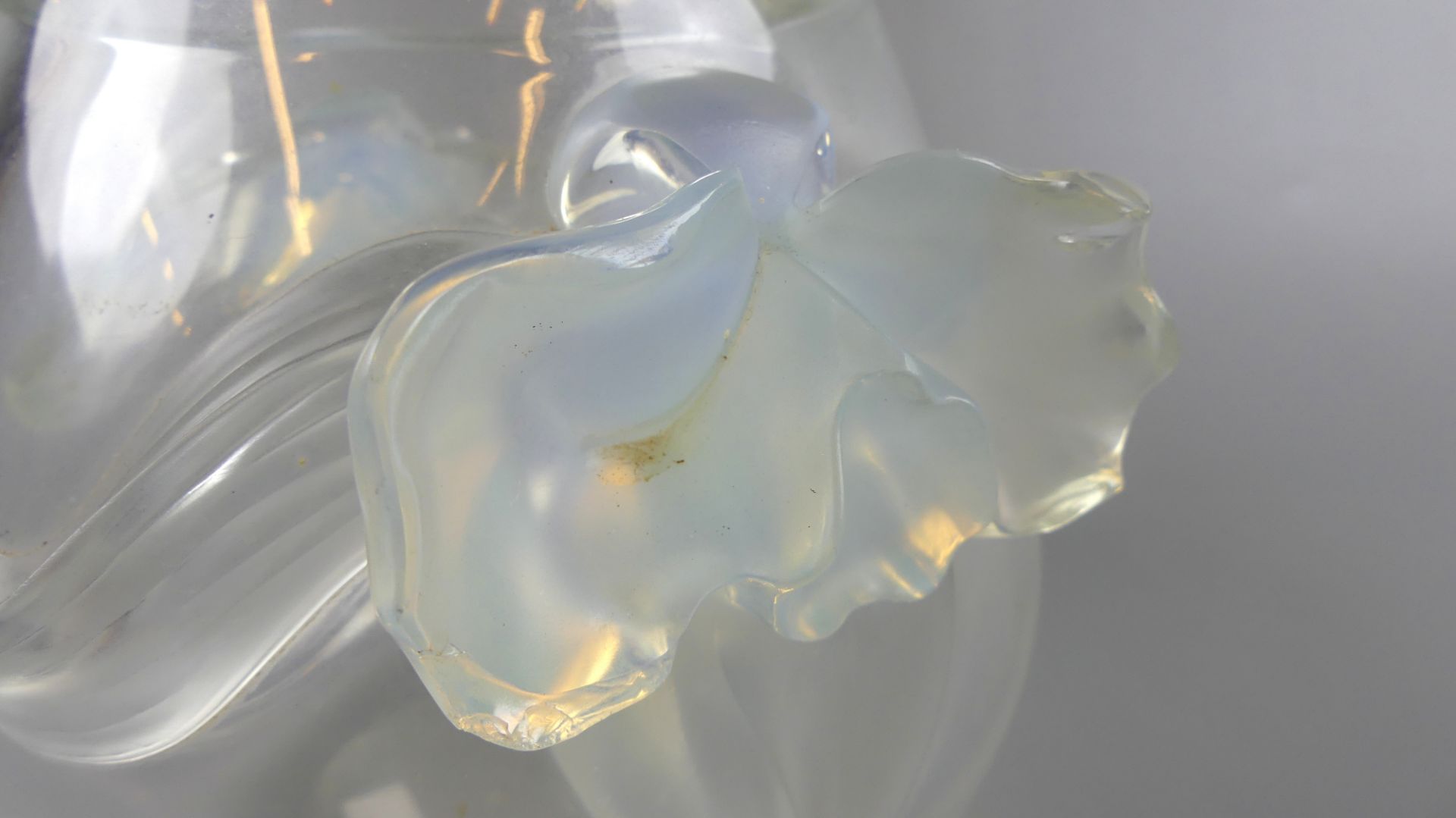 Vase, Glas, bauchige Form mit plastischem Blütendekor, - Bild 2 aus 2