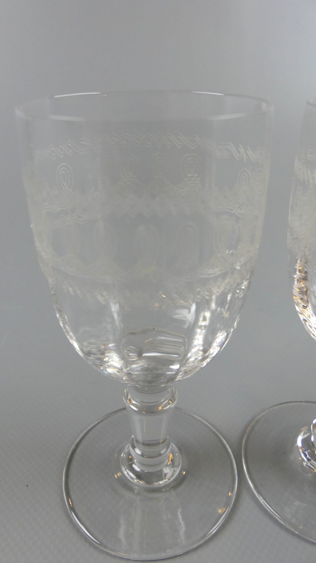 7 Aperitif Gläser, geschliffenes Dekor am oberen Rand, ca. H. 12 cm - Bild 2 aus 2