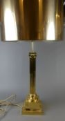 Tischlampe, Messing, Säulenform, goldfarbener Metallschirm,