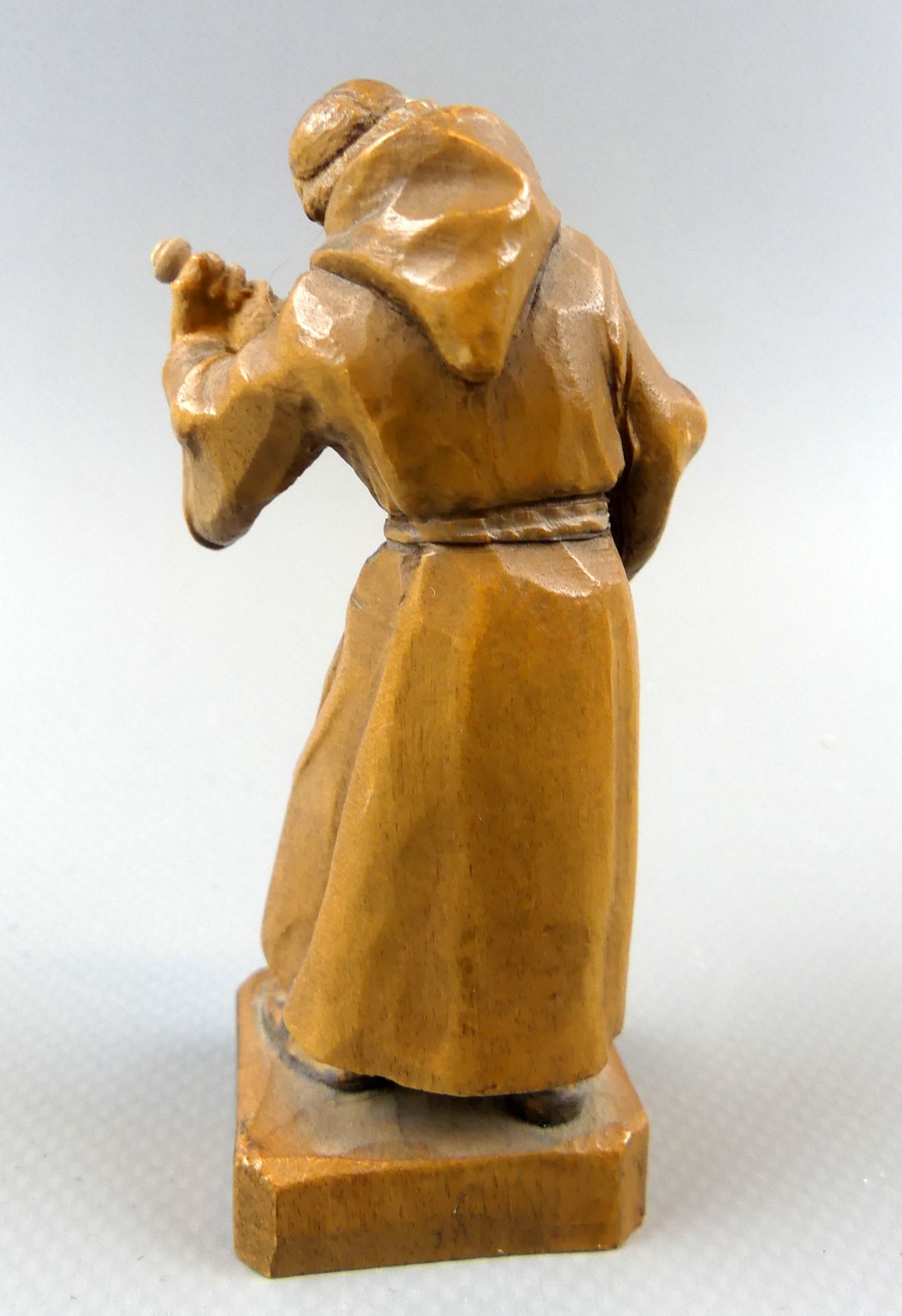 Holzfigur, geschnitzt, Weinprüfender Mönch, auf Sockel, Gesamth. 8 cm - Bild 3 aus 3