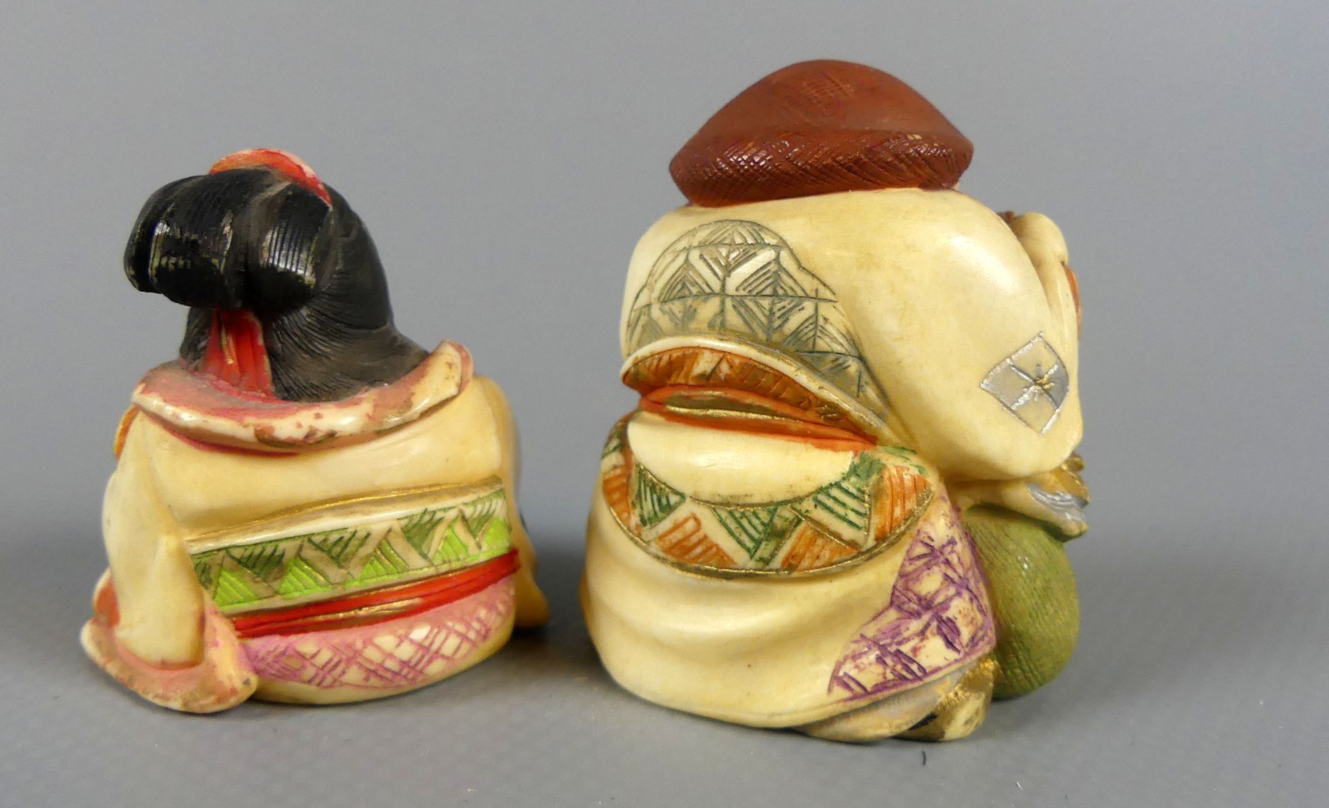 2 Netsuke, Japan, wohl Bein, jeweils unten signiert, bemalt - Bild 2 aus 4