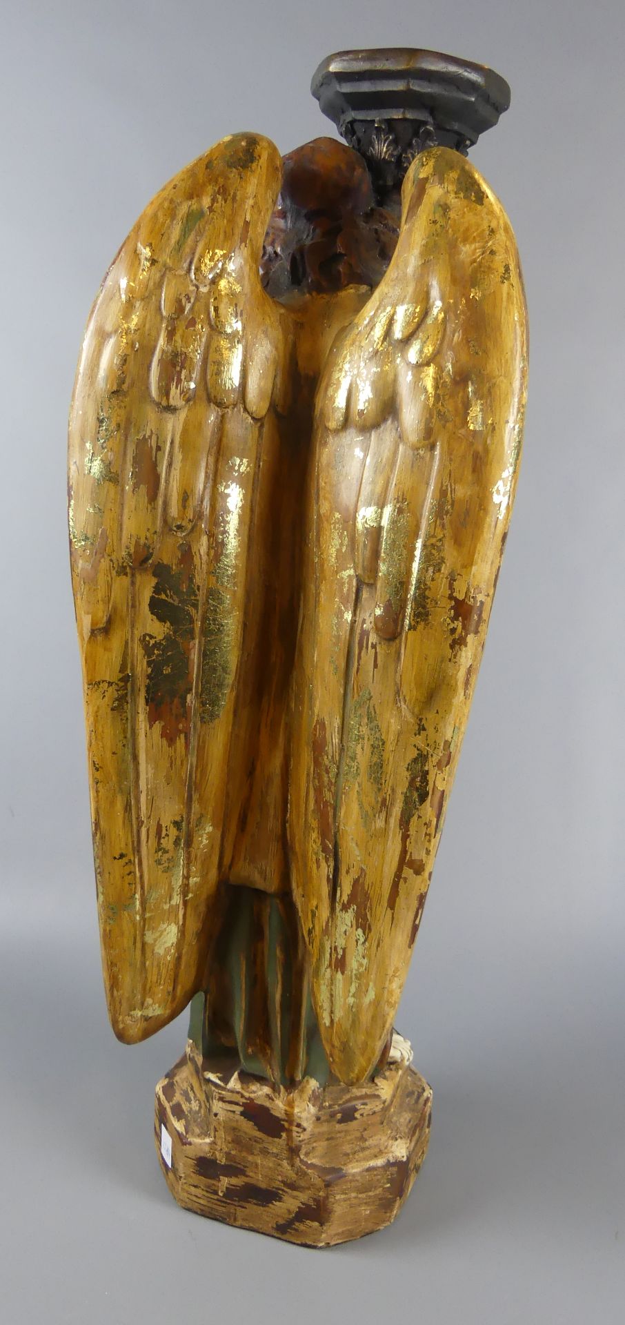 "Engelfigur", Holz, goldfarbig gefasst, stehend an einer Säule, - Image 3 of 3