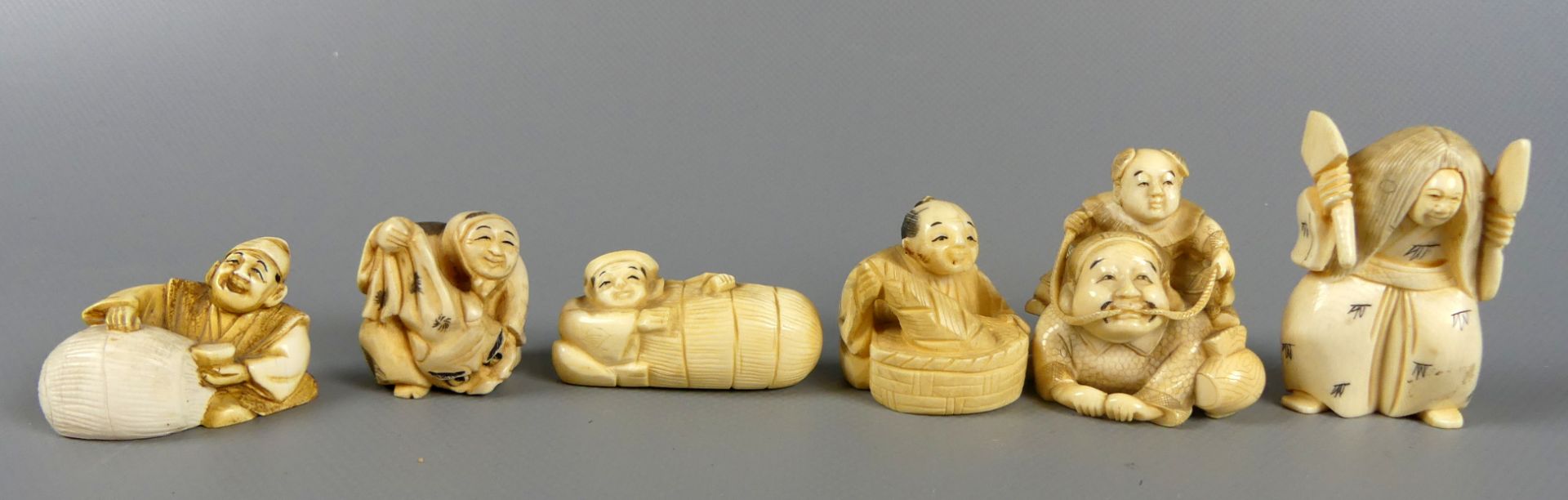 Konvolut 6 Netsuke, Japan, wohl Elfenbein, Alltagsdarstellungen,