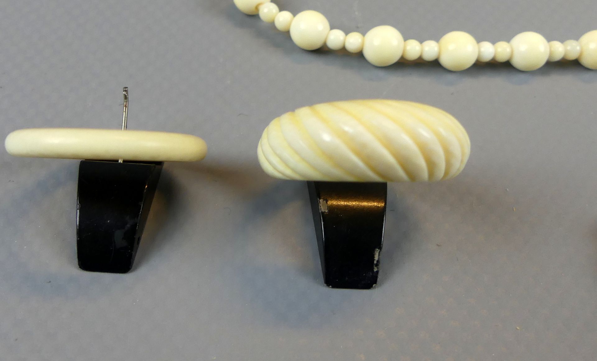 Konvolut Modeschmuck, 2 Ketten, passendes Armband, 2 Ringe, Ohrringe - Bild 2 aus 2